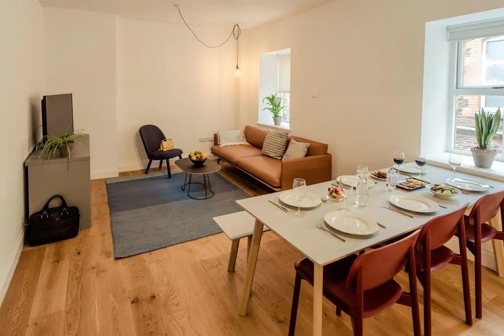APARTMENT DELUXE TWO DOUBLE BEDS Room, Isaac's Cork, Cork