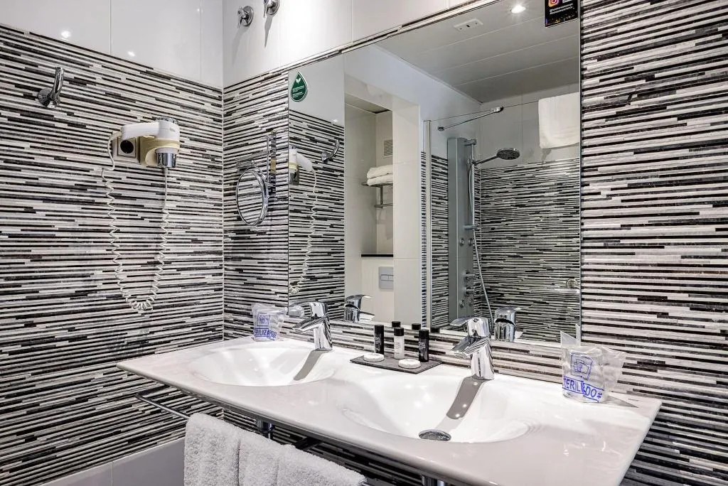 DOUBLE SINGLE USE SUPERIOR QUEEN BED Room, Ronda Lesseps, Barcelona