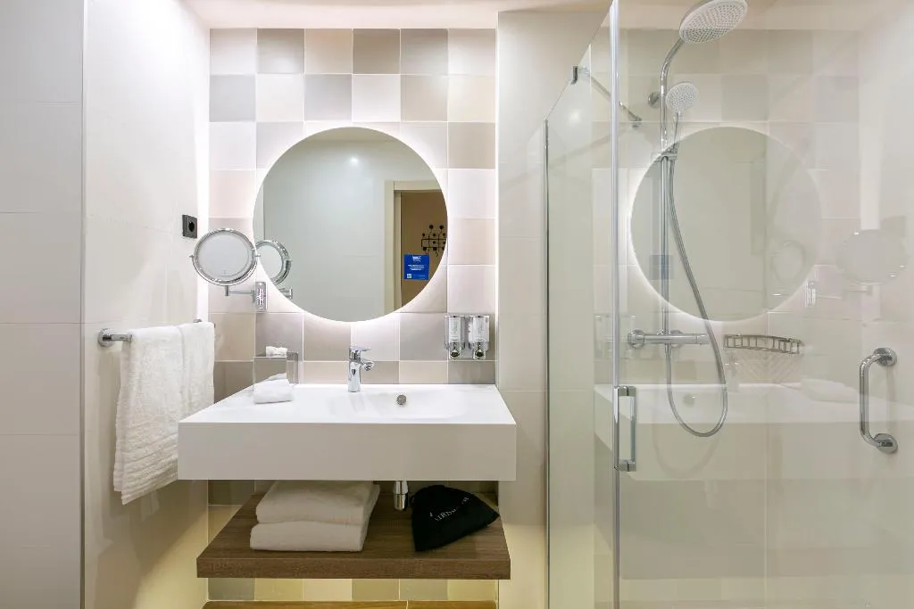DOUBLE QUEEN SIZE BED Room, Hampton by Hilton Barcelona Fira Gran Via, Barcelona