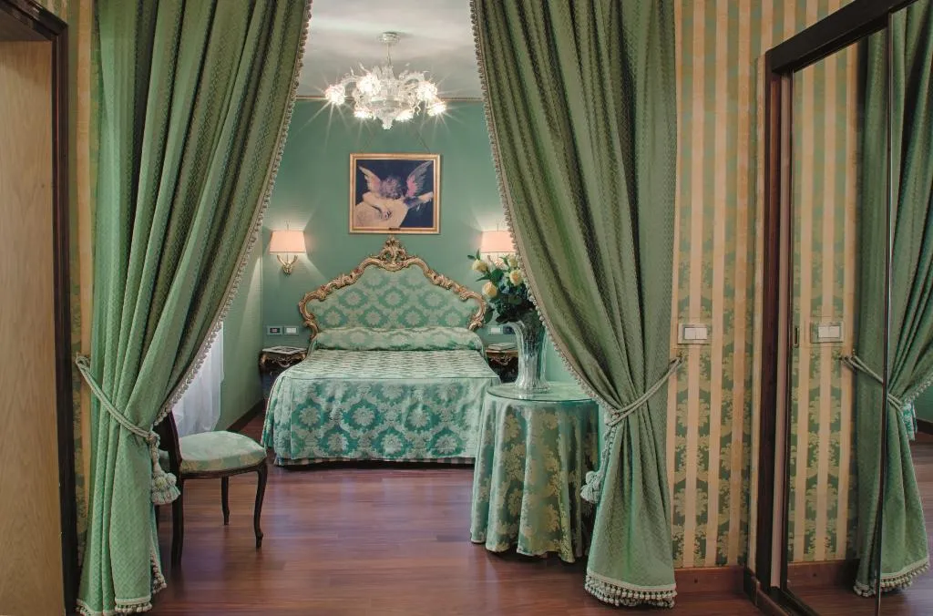 JUNIOR SUITE STANDARD Room, Locanda Vivaldi, Venice