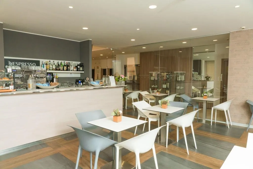 Bar, Helios Hotel and Restaurant, Milan