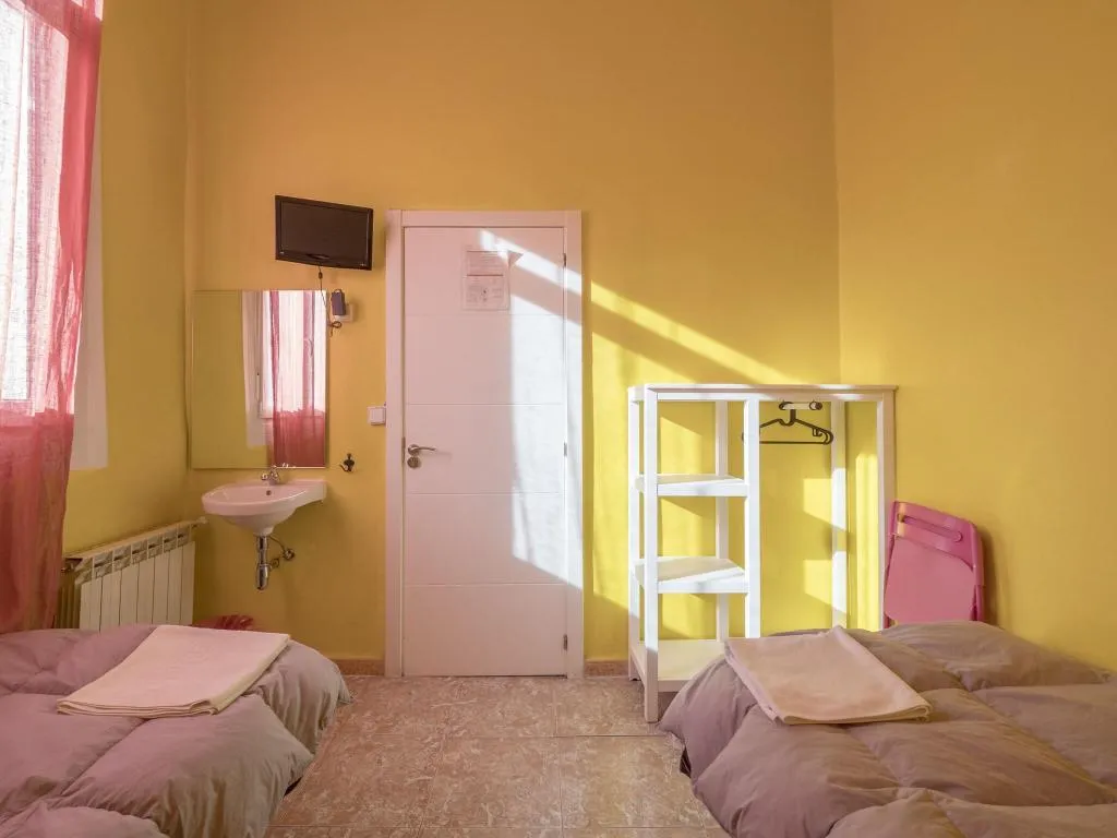 Room, Hostal Apolo Xi, Madrid
