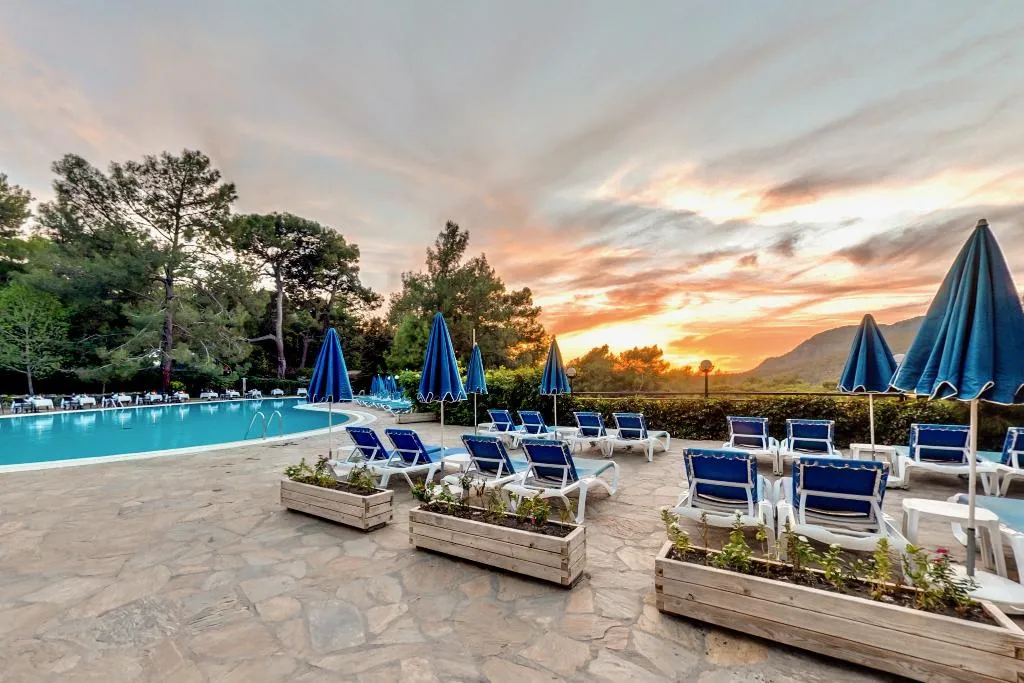 Pool, Montana Pine, Dalaman
