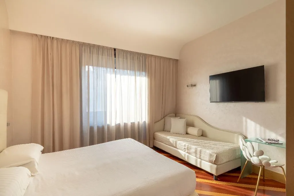 Room, Sanpi Milano, Milan