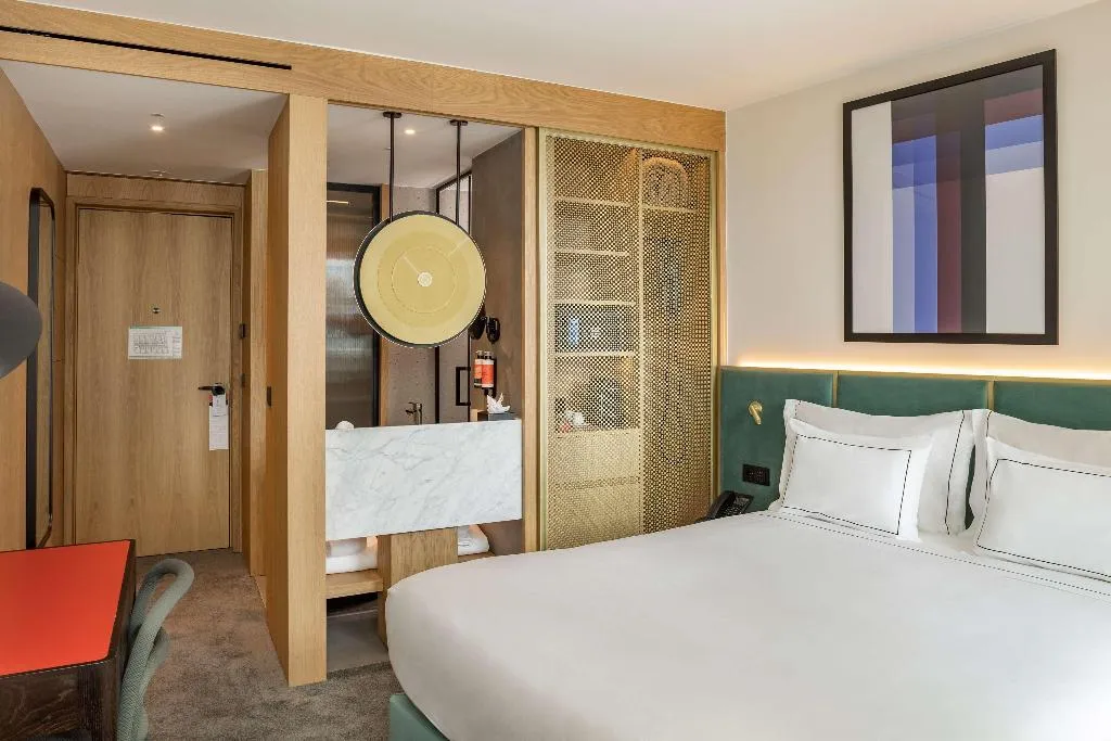 Room GUEST ROOM QUEEN BED Room, Arts Hotel Porto, Tapestry Collection By Hilton, Porto
