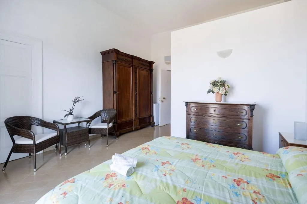 Room, Lo Stradone, Naples
