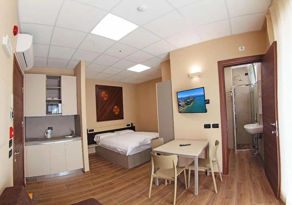 Room, Villa Canneto, Milan