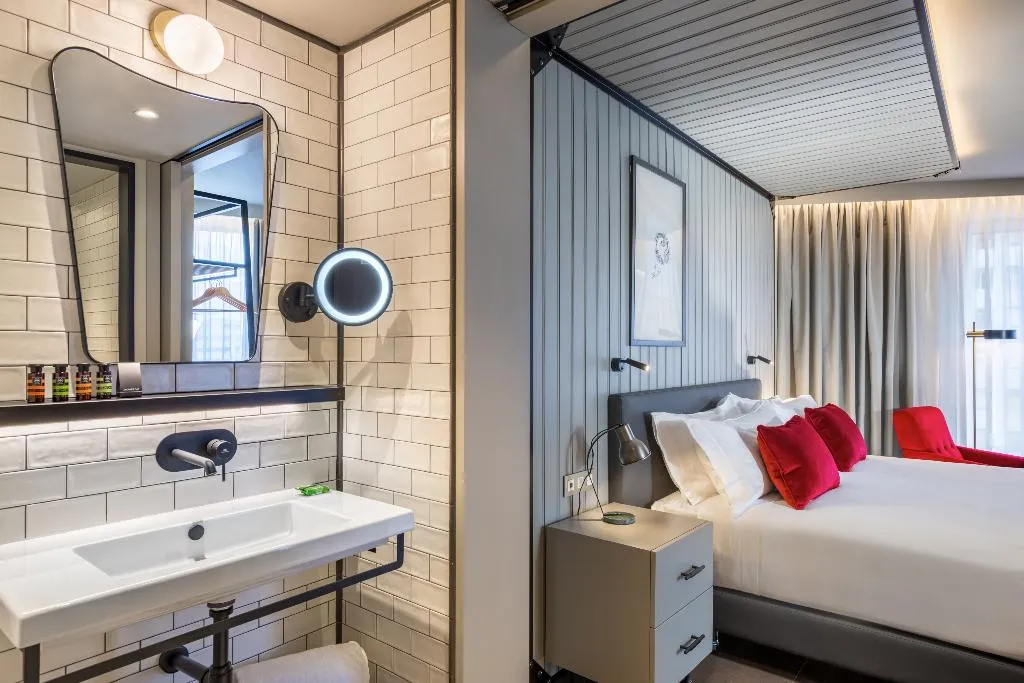 DOUBLE KING SIZE BED Room, Canopy by Hilton Madrid Castellana, Madrid