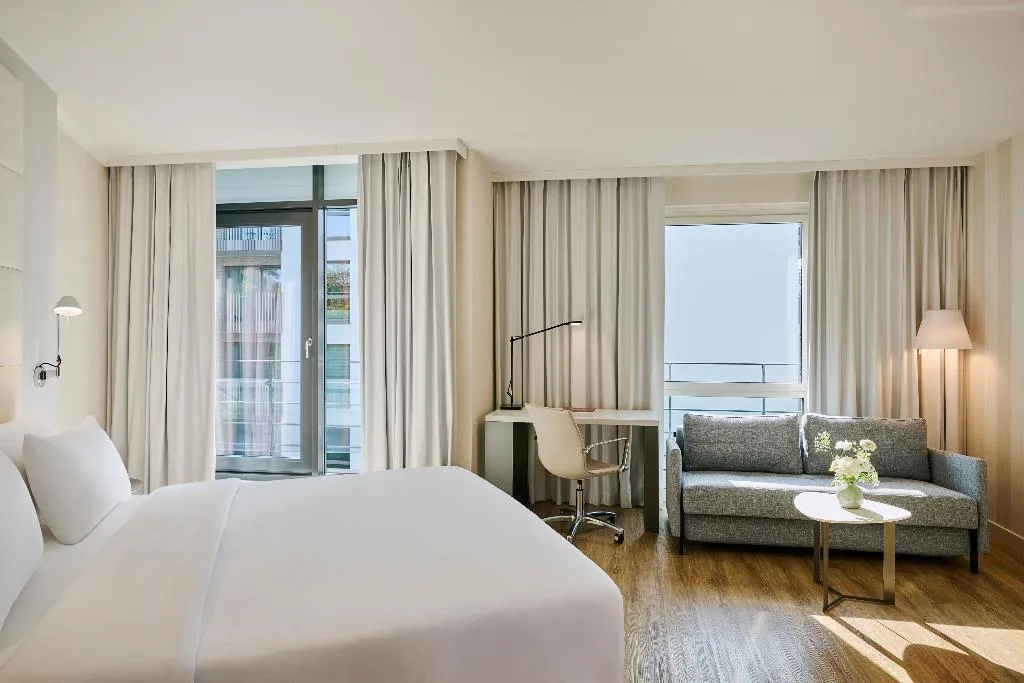 FAMILY ROOM STANDARD Room, NH Berlin Alexanderplatz, Berlin