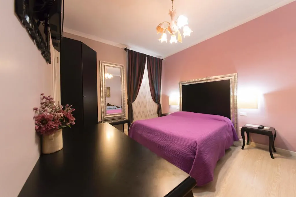 Room, Ai 7 Scalini, Naples