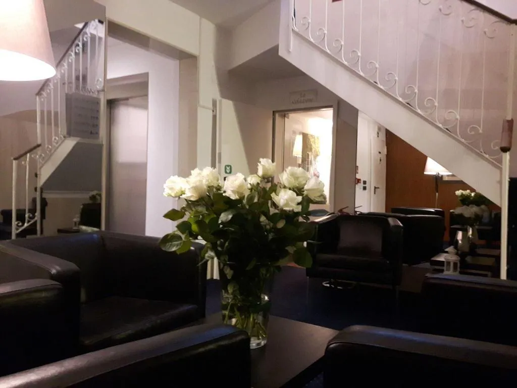 Lobby, Roberta, Venice