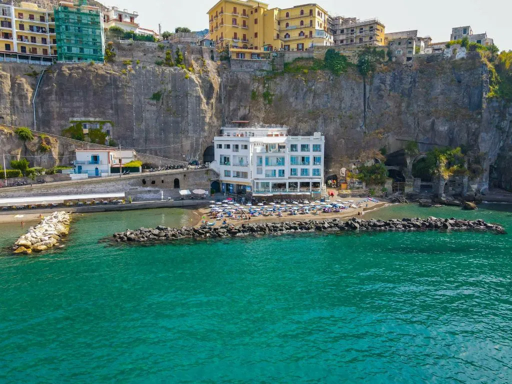 Lobby, Giosue' a Mare, Naples