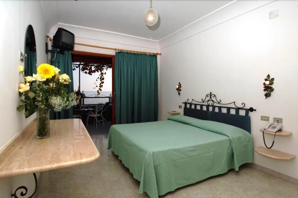 Room, Pupetto, Naples