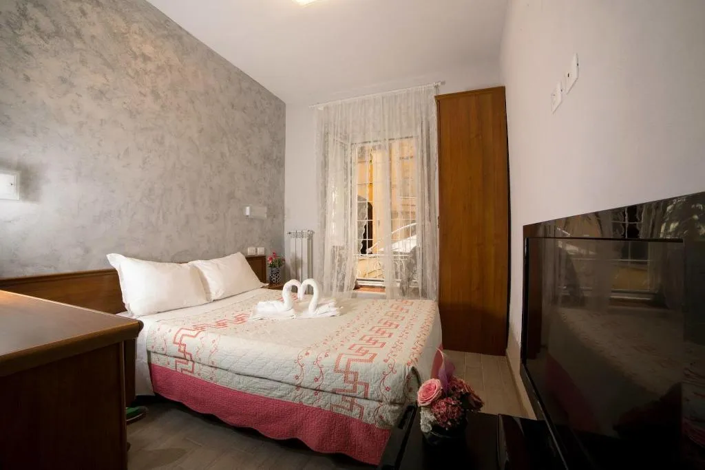 Room, A Casa Nostra, Naples