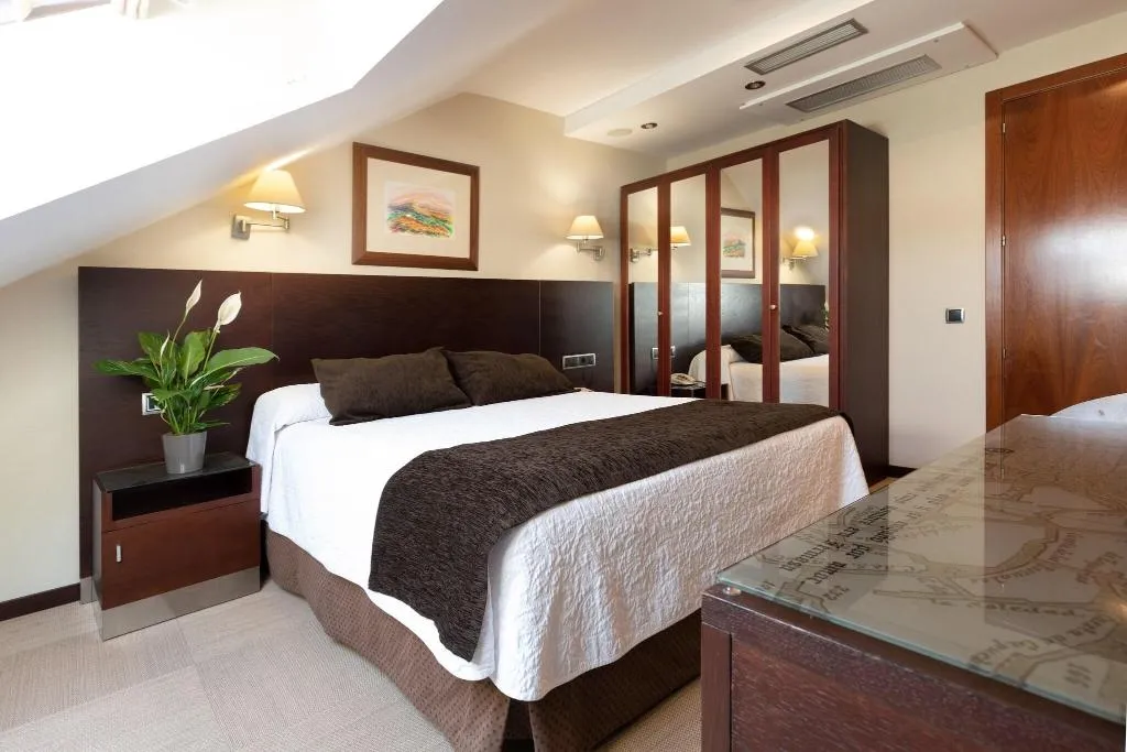 FAMILY ROOM WITH DOUBLE BED Room, San Juan de los Reyes, Madrid