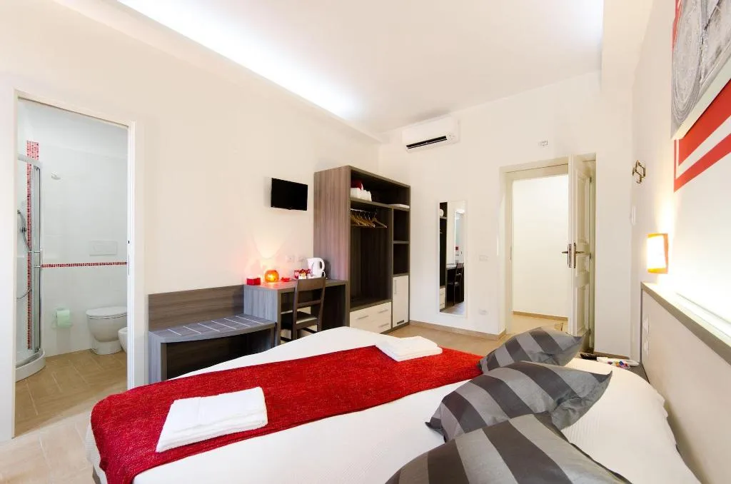 Room, Gemme Di Roma, Naples