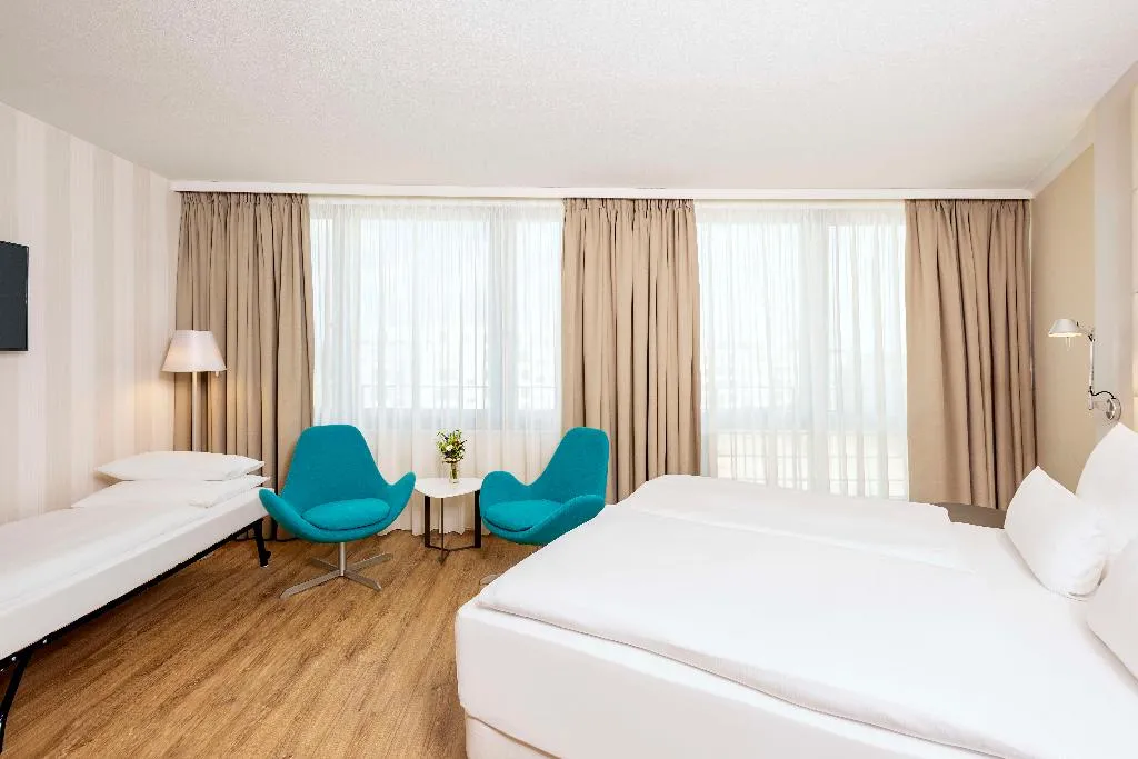 FAMILY ROOM STANDARD Room, NH Berlin Alexanderplatz, Berlin
