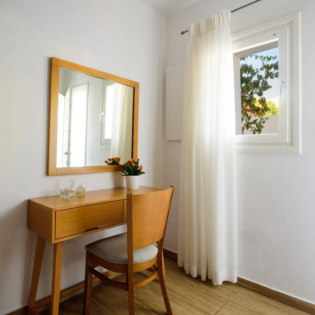 TRIPLE ECONOMY Room, Karidis, Santorini
