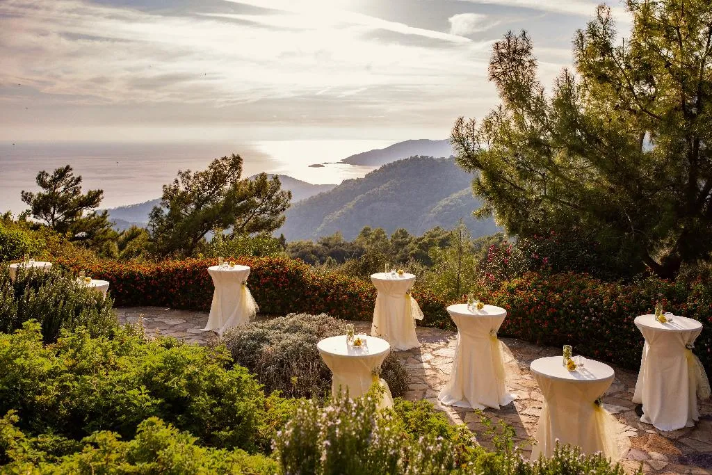 Terrace, Montana Pine, Dalaman