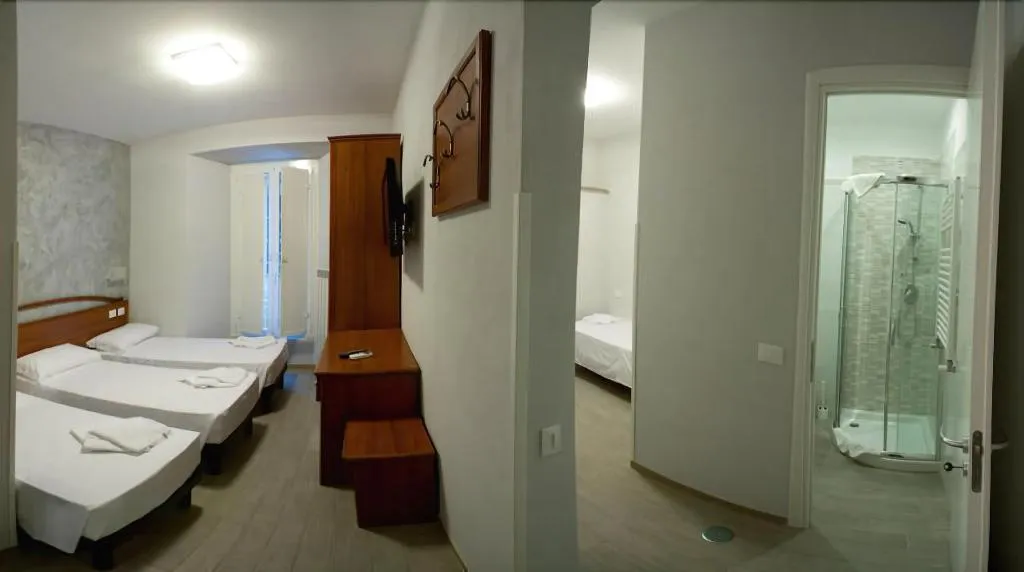 Room, A Casa Nostra, Naples