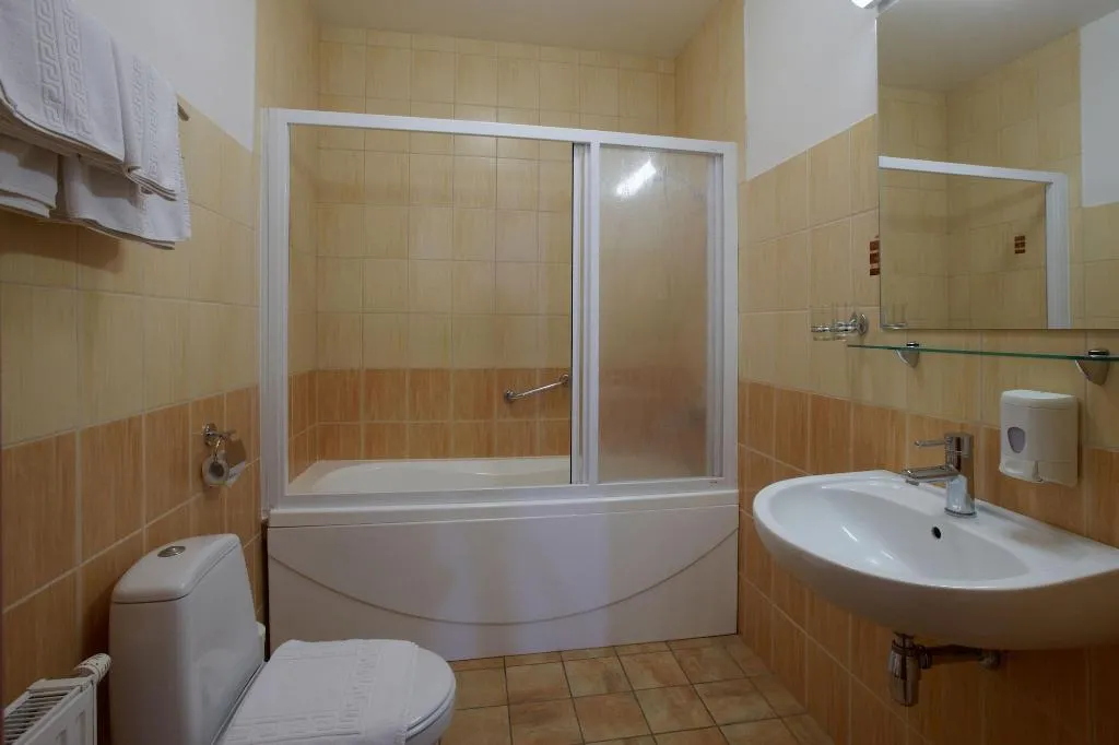 Room, Edvards, Riga