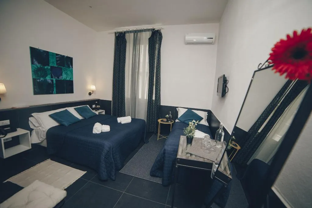 TRIPLE STANDARD Room, Ideal, Naples