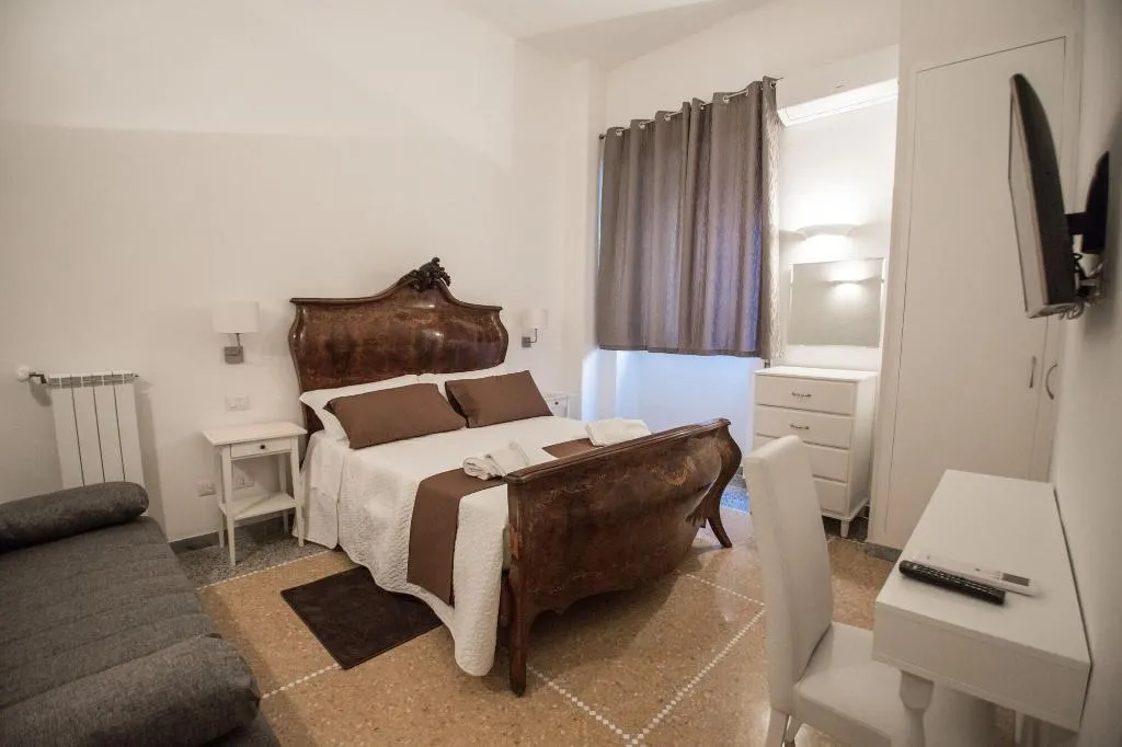 Room, Desiderio Di Roma, Naples
