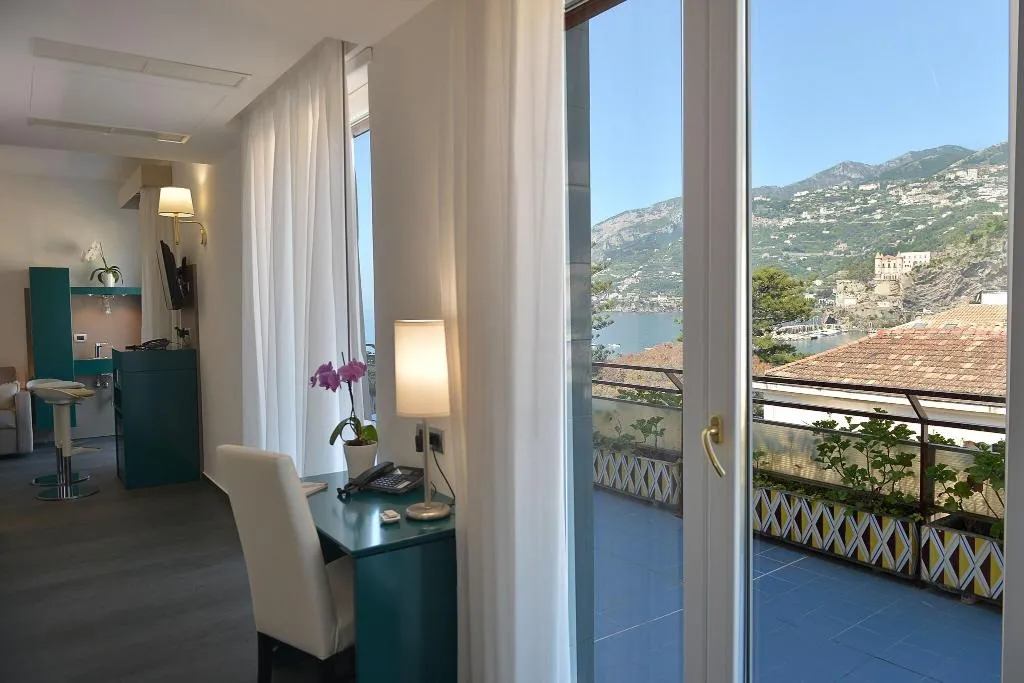 SUITE SEA VIEW WITH TERRACE Room, Reginna Palace, Naples