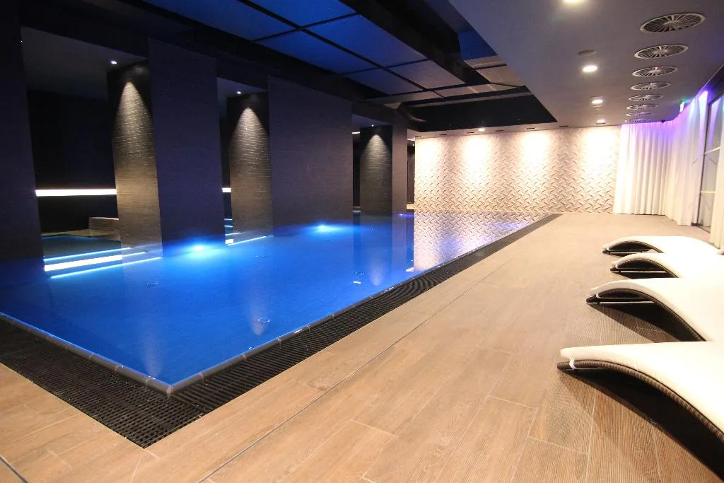 Pool, The President, Prague