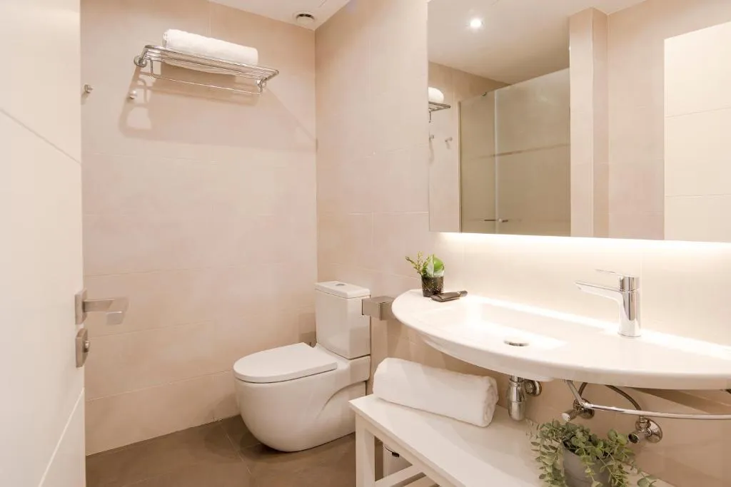 APARTMENT THREE BEDROOMS Room, Aspasios Market Balconies, Barcelona