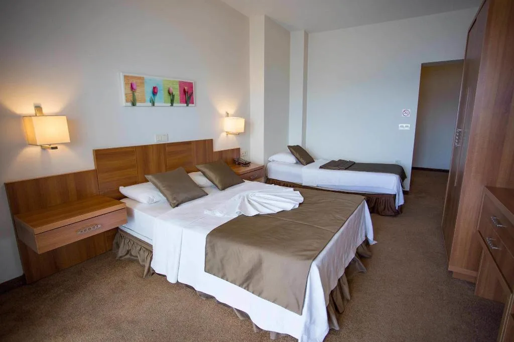 Room, Melis, Izmir