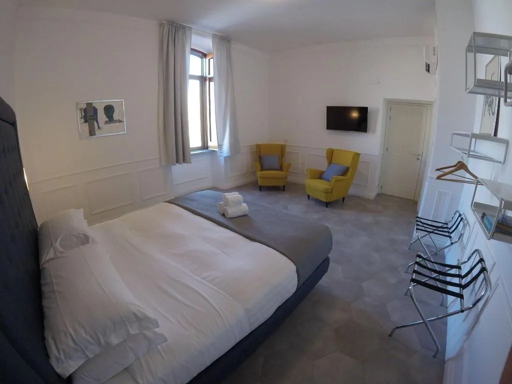 Room, Palazzo Balsamo, Naples