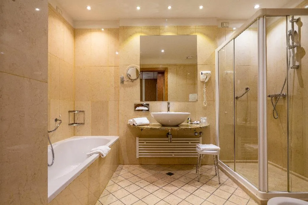JUNIOR SUITE KING SIZE BED Room, Crowne Plaza Padova, Venice