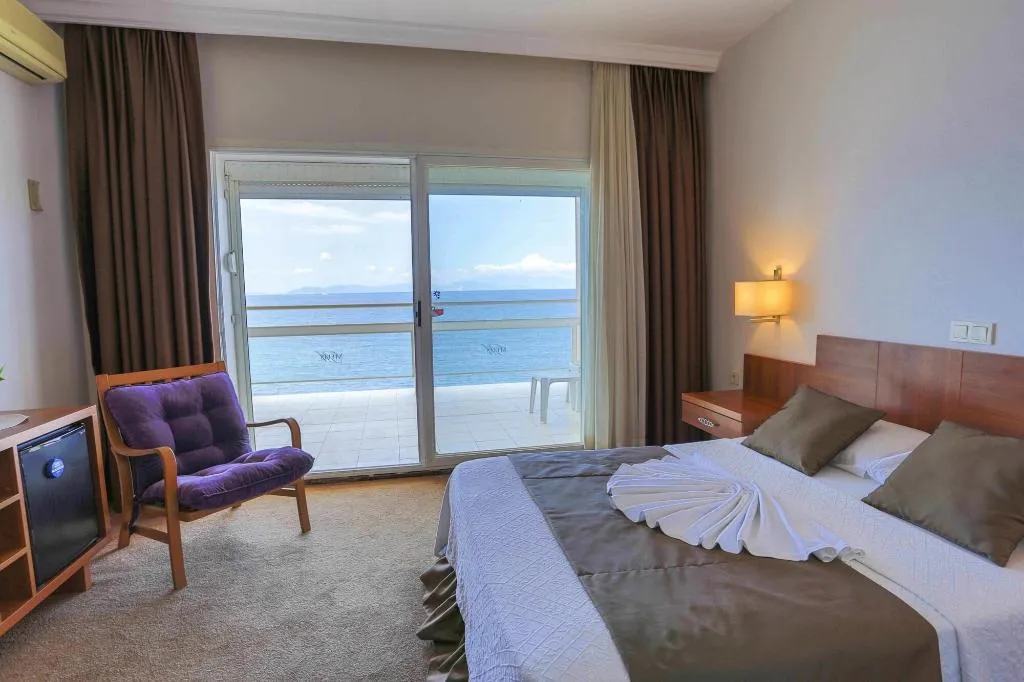 Room, Melis, Izmir