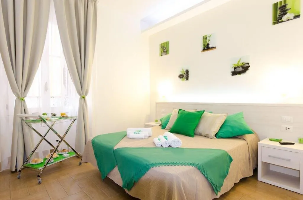 Room, Gemme Di Roma, Naples