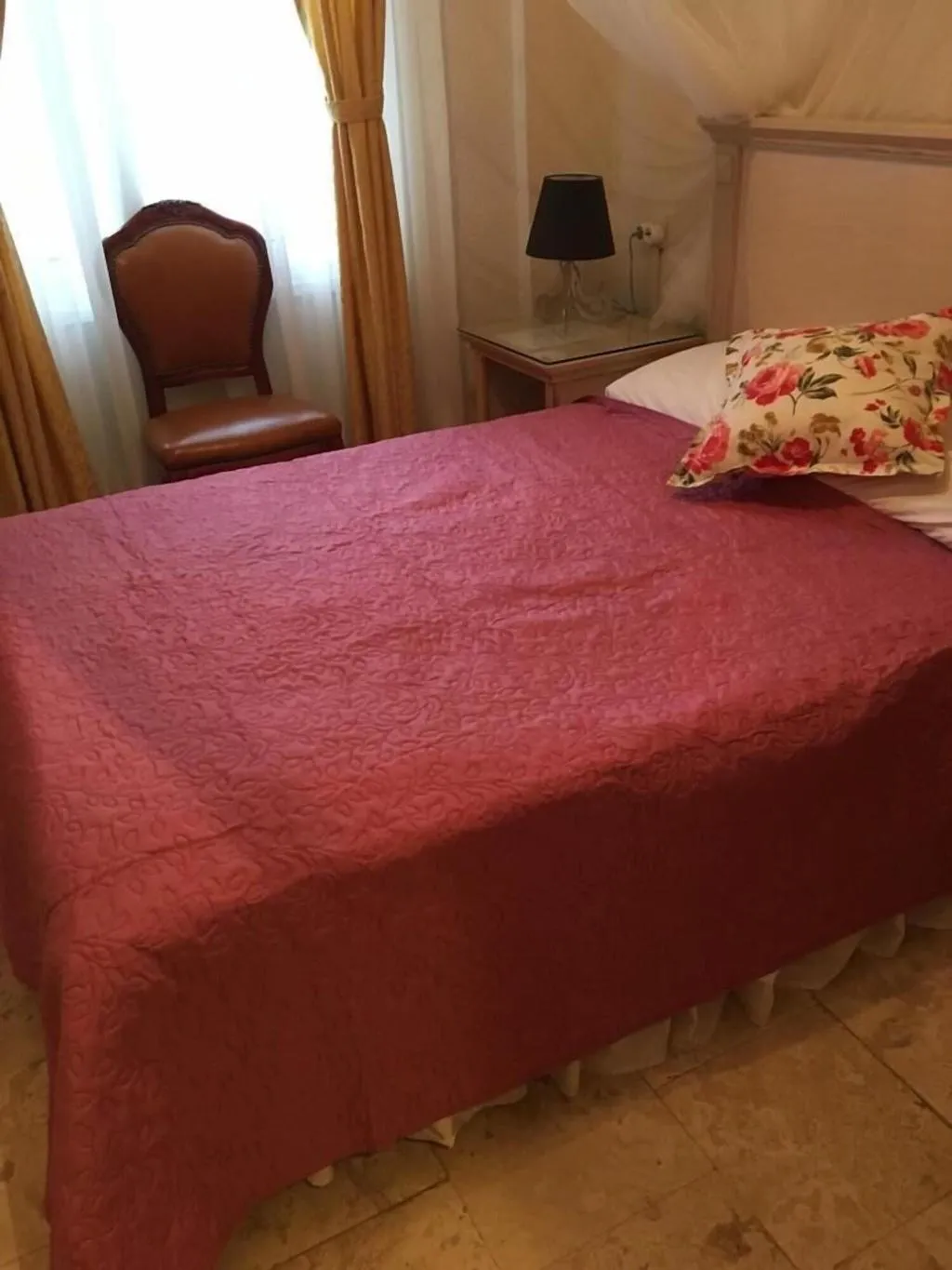 Room, Melaike, Izmir