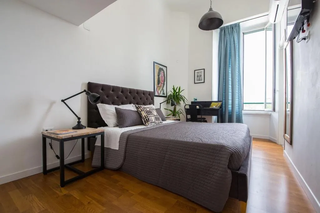Room, Urban Pine Rooms, Naples