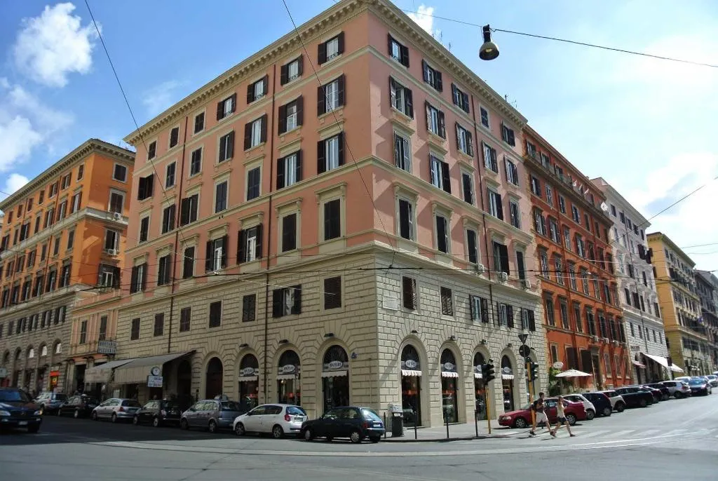 General view, 58 Le Real De Luxe, Rome