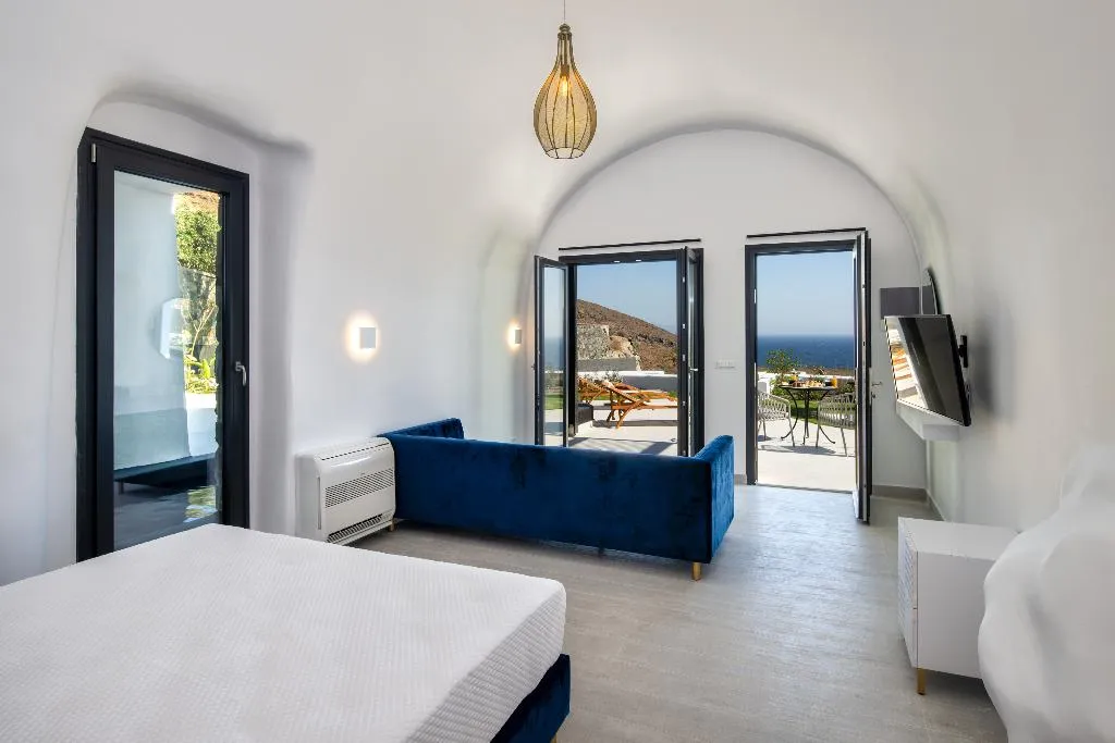 SUITE WITH PRIVATE POOL Room, Palm Island Suites, Santorini