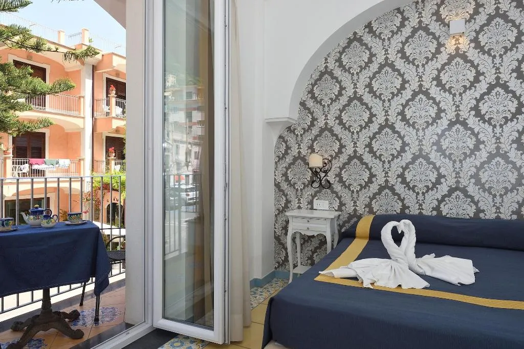 Room, Hotel Settebello, Naples