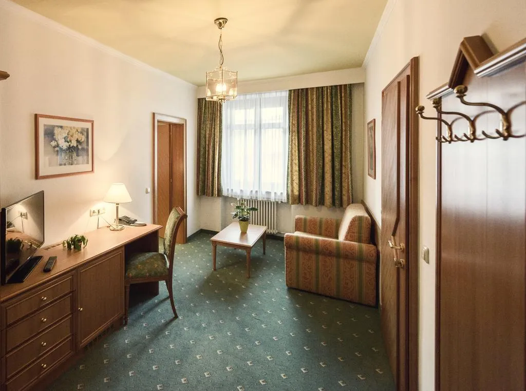 DOUBLE SUPERIOR Room, Hotel Post, Innsbruck