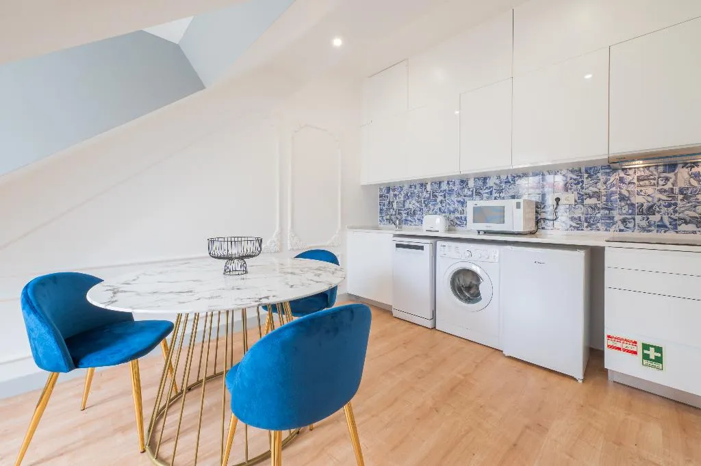 APARTMENT PENTHOUSE Room, Via Augusta 129, Lisbon
