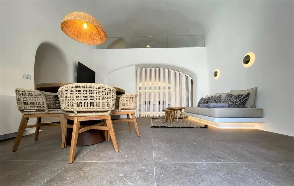 SUITE THREE BEDROOMS TWO BATHROOMS Room, Victoria Caves, Santorini