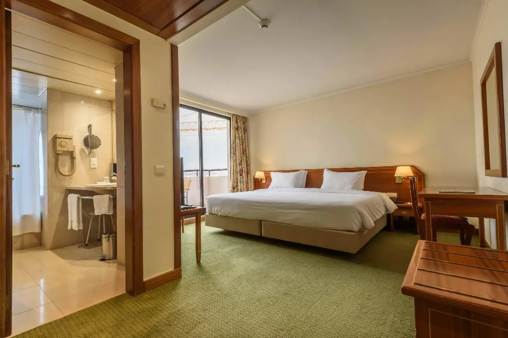 SUITE CAPACITY 3 Room, Real Parque, Lisbon