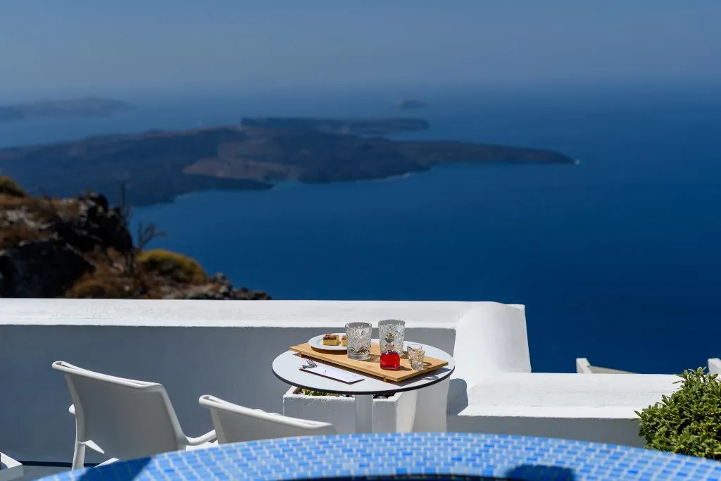 JUNIOR SUITE WITH JACUZZI Room, Pegasus Suites & Spa, Santorini