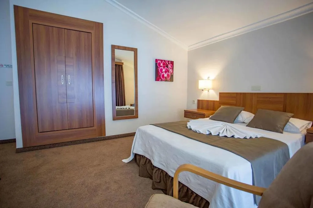 Room, Melis, Izmir