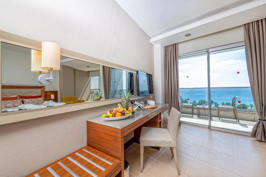 JUNIOR SUITE STANDARD Room, Kirman Leodikya Resort, Antalya