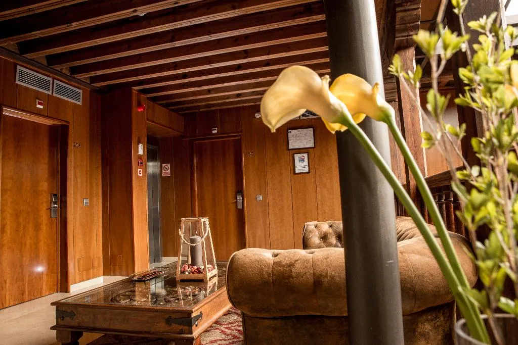 Lobby, Santa Isabel, Madrid