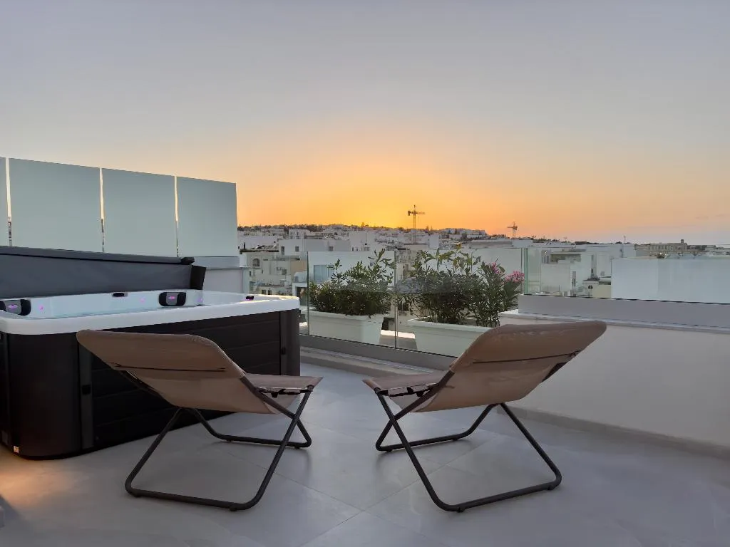 SUITE WITH JACUZZI Room, C'est La Vie Boutik Swieqi, Malta