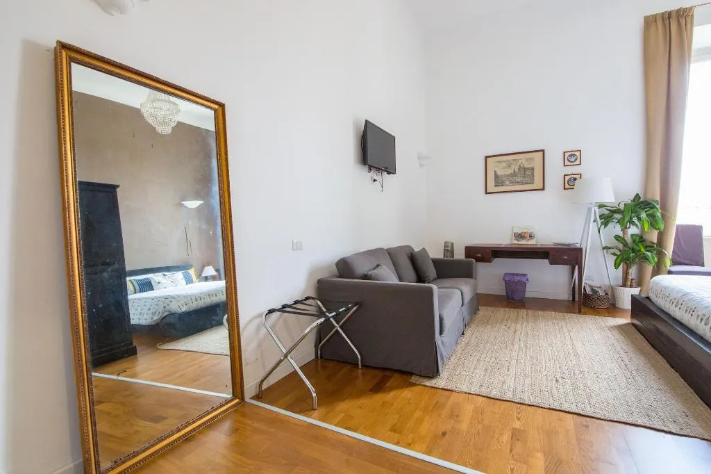 Room, Urban Pine Rooms, Naples
